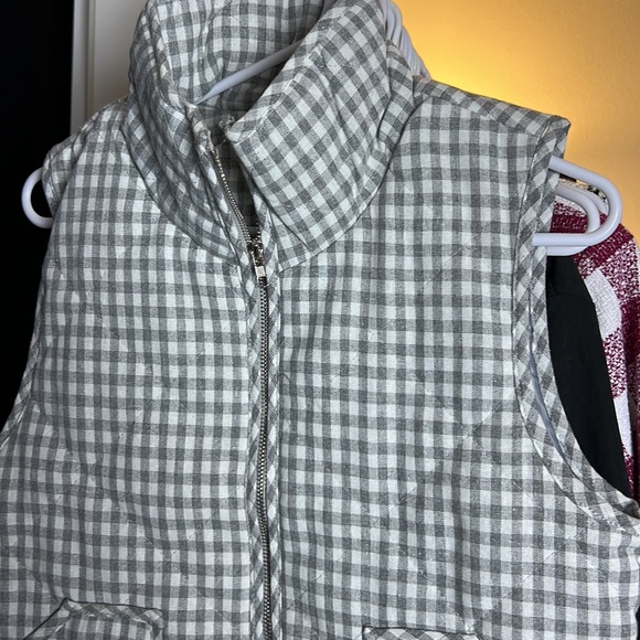 Light gray puff vest with white - Picture 2 of 4